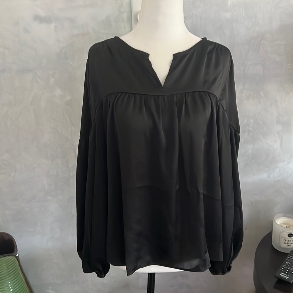 NWT Women Vince Camuto Blouse Long Sleeve Blouse. Size M